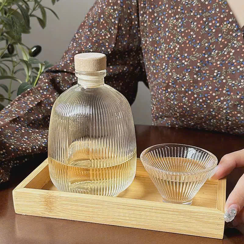 chai-thuy-tinh-bau-tron-chai-thuy-tinh-tron-dung-ruou-thuy-tinh-bigmanglass (5) Chai thủy tinh bầu sọc nắp gỗ dung tích 375ml và 500ml