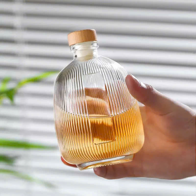 chai-thuy-tinh-bau-tron-chai-thuy-tinh-tron-dung-ruou-thuy-tinh-bigmanglass (8) Chai thủy tinh bầu sọc nắp gỗ dung tích 375ml và 500ml